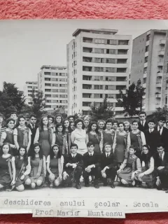 Fotografie, elevii clasei a VIII-a la deschiderea anului scolar, scoala generala 120 in anul 1974
