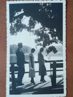 Fotografie, familia Litarczek impreuna cu o prietena, la Sibiu, lacul cu crapi, 1932