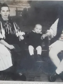 Fotografie, familie in straie populare din zona Ardealului, perioada interbelica