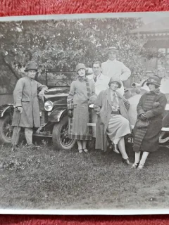 Fotografie, familie, in vizita cu masinile, in mediul rural, perioada interbelica
