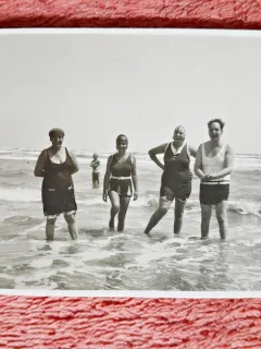 Fotografie, familie pe plaja la Mamaia, 1929, Stella Litarczek