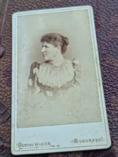 Fotografie femeie cu coc, tip CDV
