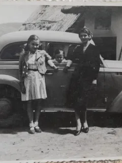 Fotografie, femeie cu doi copii langa un autoturism, 1938