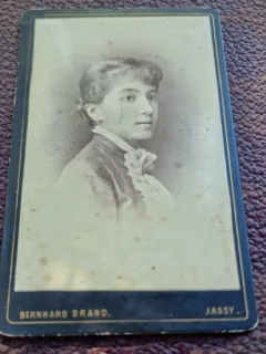Fotografie femeie cu esarfa, tip CDV