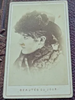 Fotografie femeie cu palarie, tip CDV