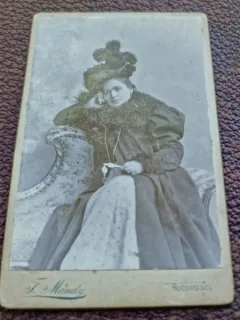 Fotografie femeie cu palrie, tip CDV