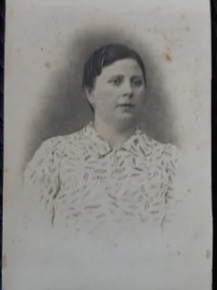 Fotografie, Femeie cu parul strans, perioada interbelica