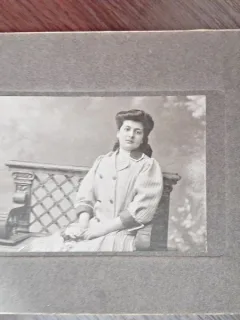 Fotografie femeie pe banca, pe carton, sfarsit de secol XIX