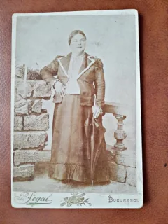 Fotografie femeie, pe carton, sfarsit de secol XIX