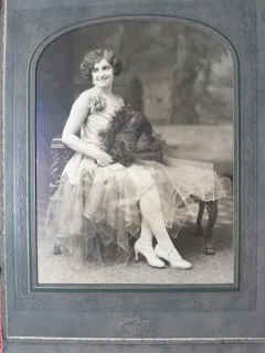 Fotografie femeie romanca stabilita in America, perioada interbelica