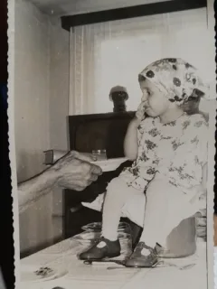 Fotografie, fetita cu basma, perioada comunista