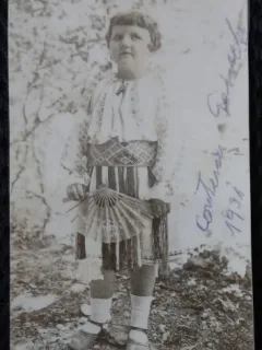 Fotografie, Fetita in costum popular romanesc si cu evantai, 1931