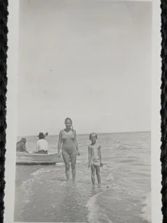 Fotografie, Geo Litarczek, parintele radiologiei romanesti, impreuna cu mama sa, la Mamaia, 1932