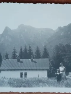 Fotografie, Geo Litarczek, parintele radiologiei romanesti impreuna cu mama sa, vedere Jepii Mici si Mari, 1934