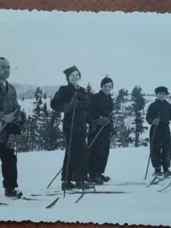Fotografie, Geo Litarczek, parintele radiologiei romanesti impreuna cu parintii la schi la Predeal, 1935