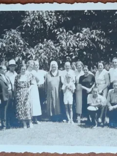 Fotografie, Geo Litarczek, parintele radiologiei romanesti impreuna cu parintii si familia extinsa la Suici, 1935