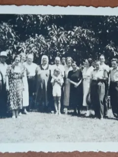 Fotografie, Geo Litarczek, parintele radiologiei romanesti impreuna cu parintii si familia extinsa la Suici, 1935