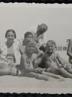 Fotografie, Geo Litarczek, parintele radiologiei romanesti impreuna cu parintii si prieteni, la mare la Mamaia, 1933