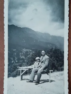 Fotografie, Geo Litarczek, parintele radiologiei romanesti impreuna cu tatal sau, Piscul Cainelui 1933