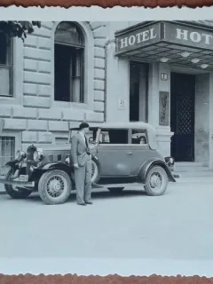 Fotografie,  Geo Litarczek, parintele radiologiei romanesti in masina Chevrolet, in fata hotelului Austria, 1934