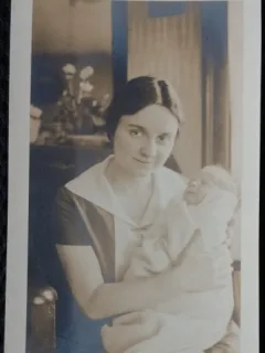 Fotografie, Geo Litarczek, parintele radiologiei romanesti, la varsta de 20 de zile, in bratele mamei sale la Boston, 1926