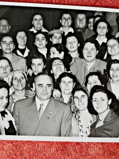 Fotografie, Gheorghe Georgiu Dej in mijlocul unui colectiv de femei, anii 50-60