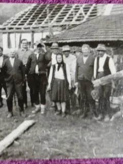 Fotografie, Grup de barbati impreuna cu o femeie, intr-un sat din Romania, anii 40