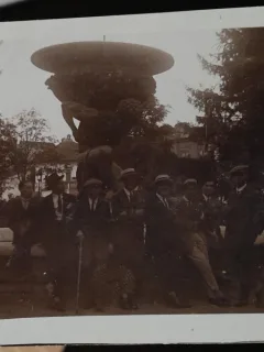 Fotografie, grup de barbati in parc, perioada interbelica