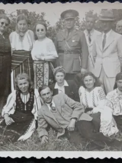 Fotografie, Grup de civili, militar si femei in costum traditional romanesc, anii 40-50