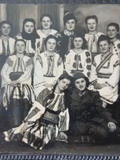 Fotografie, grup de fete imbracate in costume populare romanesti, la final de an scolar, 1943