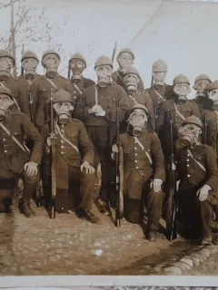 Fotografie, grup de infanteristi cu masti de gaze, primul razboi mondial