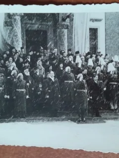 Fotografie, grup de militari si civili la o procesiune, perioada interbelica