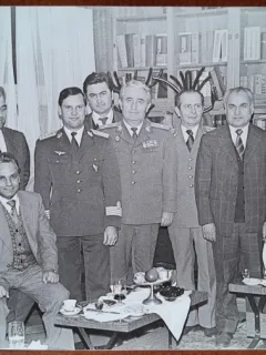 Fotografie, grup de ofiteri si civili, printre ei si Dumitru Prunariu, 1981