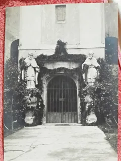 Fotografie, intrarea in cavou, constructie secolul XIX