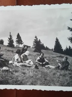 Fotografie, la picnic la poalele Dihamului, 1936