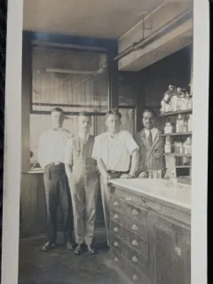 Fotografie, Laboratorul de Chimie din Harvard Medical School, 4 cercetatori care au lucrat cu tatal lui Geo Litarczek, parintele radiologiei romanesti, 1925