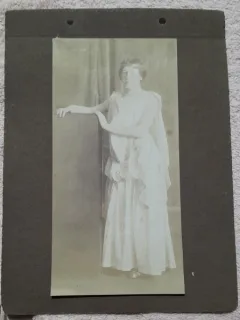 Fotografie lipita pe carton, femeie in tinuta de gala, inceput de secol XX