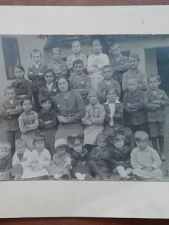 Fotografie lipita pe carton, invatatoare cu copii, perioada interbelica