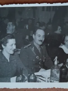 Fotografie, locitenent colonel la o masa festiva cu alti militari si familiile, perioada celui de-al doile arazboi mondial