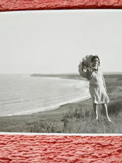 Fotografie, mama doctorului Litarczek, parintele radiologiei romanesti, pe drumul Tuslei de pe malul marii, 1928