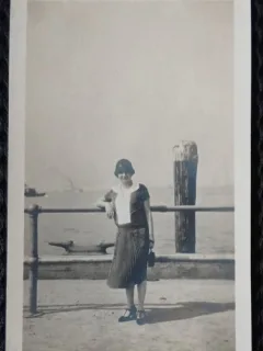 Fotografie, Mama lui Geo Litarczek, parintele radiologiei romanesti, Battery Park, New York 1925