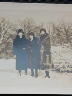 Fotografie, Mama lui Geo Litarczek, parintele radiologiei romanesti la Boston in Tenway, impreuna cu 2 prietene, 1926