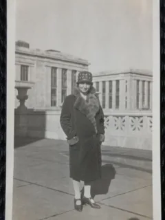 Fotografie, Mama lui Geo Litarczek, parintele radiologiei romanesti, la Harvard Medical School, 1926