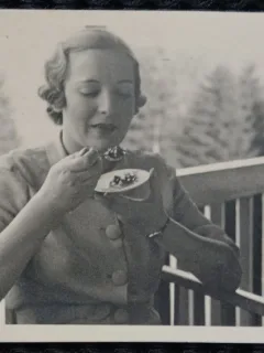 Fotografie, Mama lui Geo Litarczek, parintele radiologiei romanesti, la munte pe balconul cabanei, perioada interbelica