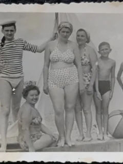 Fotografie, Mame cu copii, la plaja pe Litoralul romanesc, 1959
