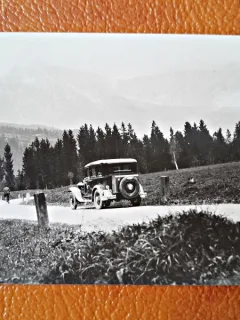 Fotografie masina de epoca pe drumuri de munte, perioada interbelica