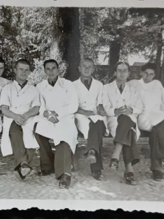 Fotografie, Medici militari pe banca in curtea spitalului, perioada celui de-al doilea razboi mondial