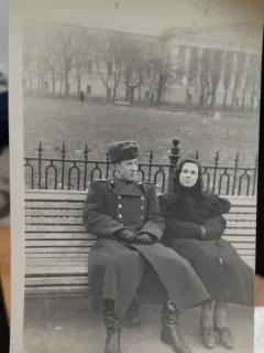 Fotografie, militar cu prietena, in parc, dupa al doilea razboi mondial