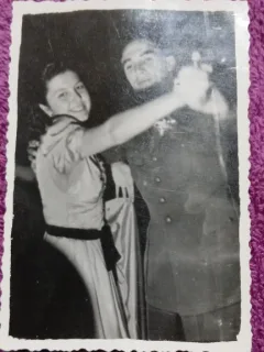 Fotografie, Militar din aramata romana, la dans cu o tanara, anii 40