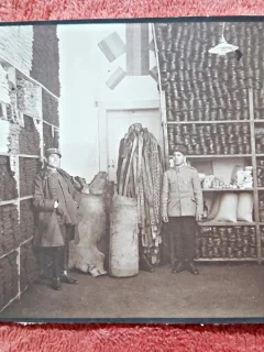 Fotografie, militari la depozitul de echipamente militare, perioada interbelica